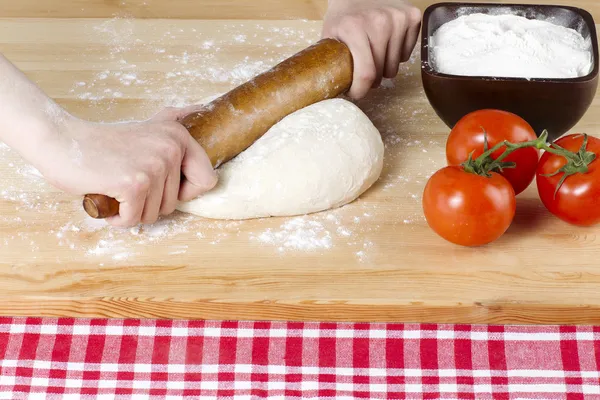 Brödkavel knådning på pizzadeg — Stockfoto