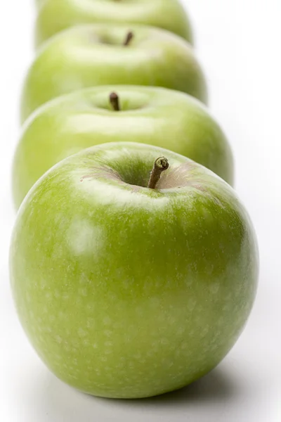 Raden av gröna äpplen — Stockfoto