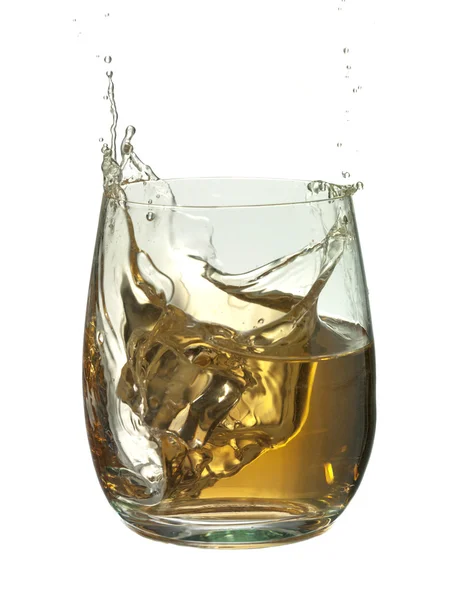 ウィスキーのグラスをはねかける — ストック写真