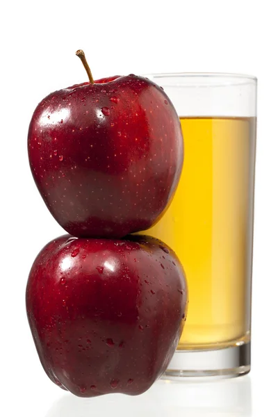 Stapel Äpfel und Saftgläser — Stockfoto