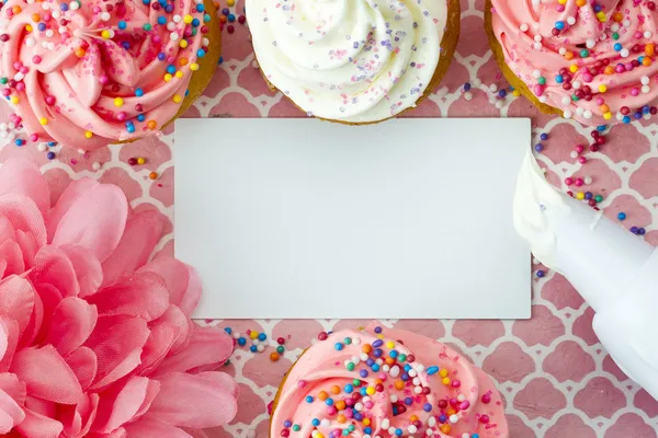 Top view of empty placard with strawberry cupcake and pink flowe — Stock Photo, Image