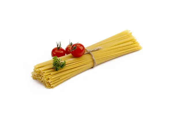Espaguetis y tomates sin cocer —  Fotos de Stock