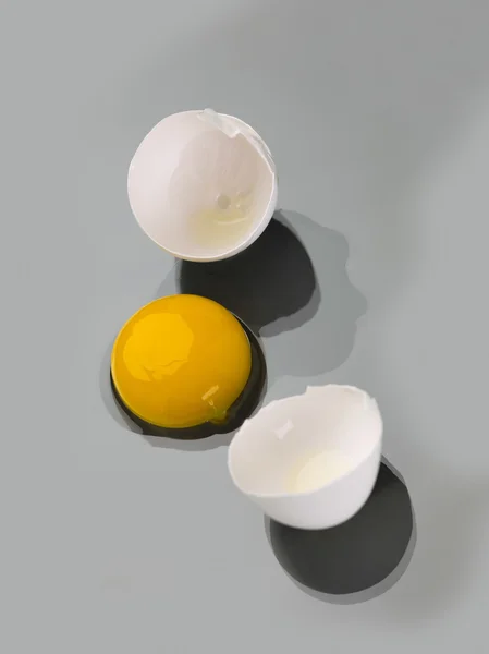 Weißes geknacktes Ei — Stockfoto