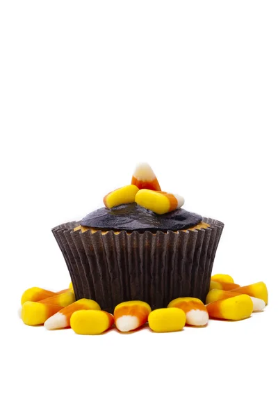 Pyszne ciastko przyozdobionym z kukurydzy cukierka i krem czekoladowy — Zdjęcie stockowe