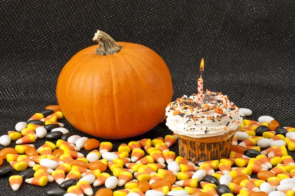 Yummy halloween cupcake met oranje pompoen — Stockfoto