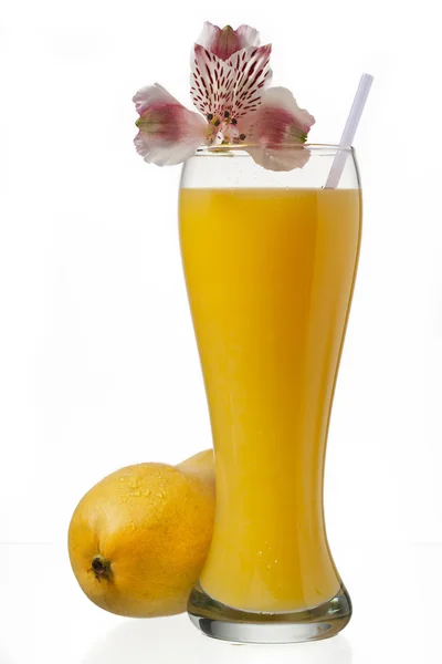 Glas mango sap en versierd met bloemen — Stockfoto