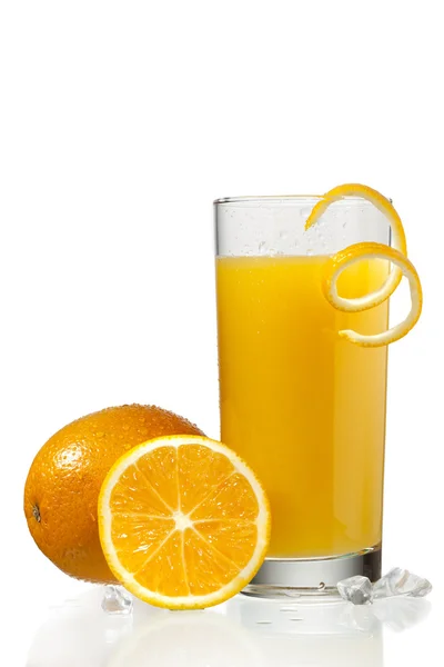 Vaso de jugo de naranja con pelado de naranja al lado de las naranjas — Foto de Stock