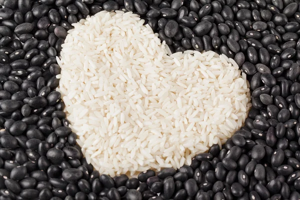 Kara fasulye izole kalp şekli pirinç taneleri — Stok fotoğraf