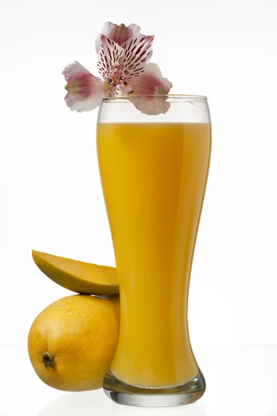 Beeld van mango's en SAP glas — Stockfoto