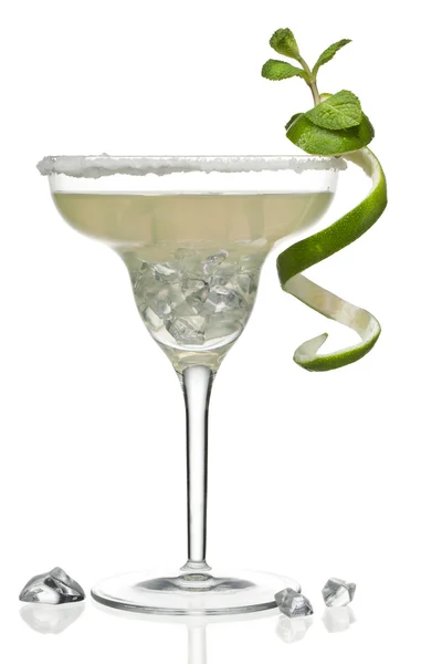 Lime juice and ice cubes in martini glass — Stock Photo, Image