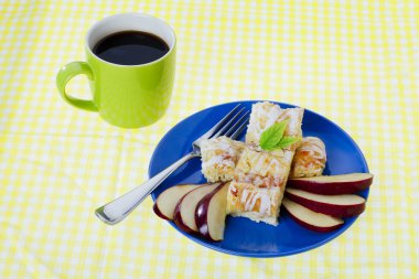 pasta bir fincan kahve ile görev yaptı.