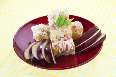 Elmalı pasta dilimlenmiş yeşil elma ile görev yaptı.