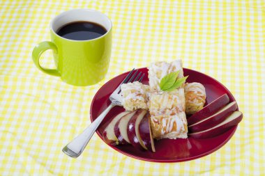 elmalı turta ile koyu bir kahve bir fincan