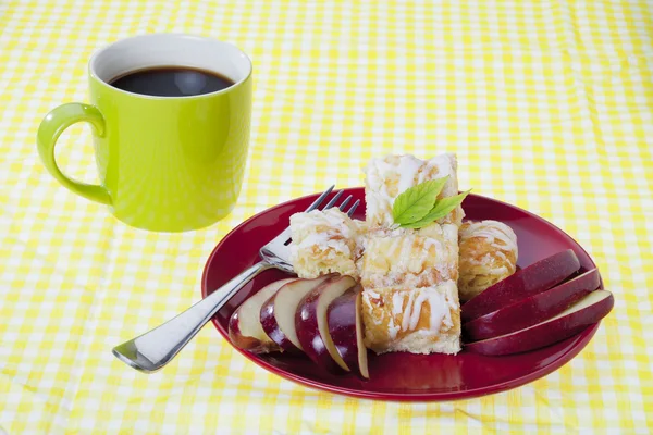 Mug of black coffee with apple pie — Stock Photo, Image