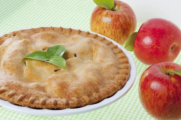 Körülvágott kép egy almás pite — Stock Fotó