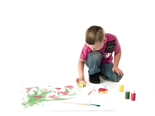 Little kid carefully marks white cardboard — Stock Photo, Image