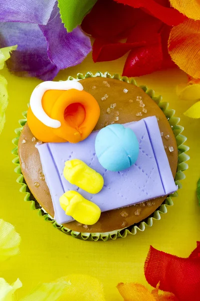 Vista dall'alto di cupcake con miniatura decorativa — Foto Stock