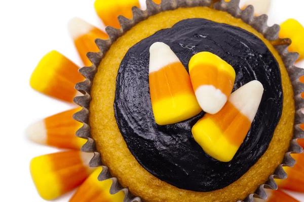 Cupcake decorado con dulces de maíz y crema de chocolate —  Fotos de Stock