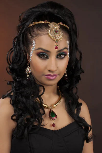 Een Indiase vrouw met sieraden — Stockfoto