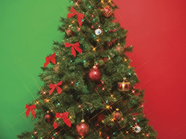 Árbol de Navidad con luces y decoraciones — Foto de Stock