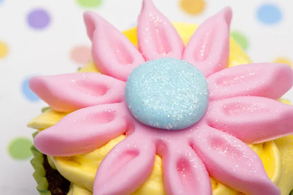 Close up van een cupcake met bloemmotief crème — Stockfoto