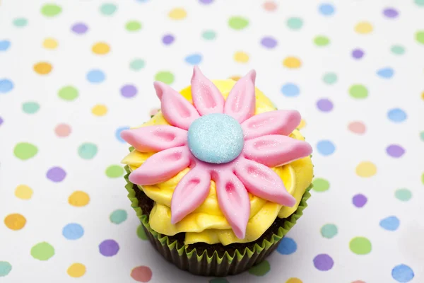 Primer plano de un cupcake con patrón floral — Foto de Stock