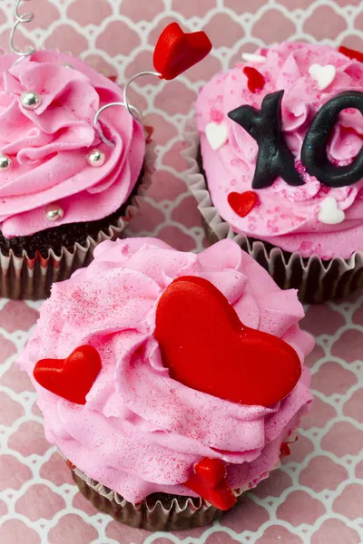 Vista superior de cerca de tres cupcakes decorados de color rosa — Foto de Stock