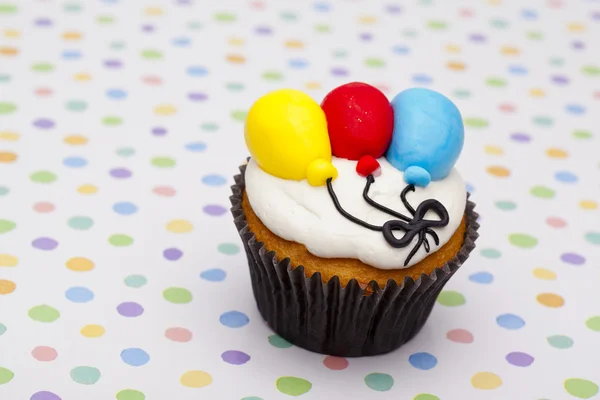 Cupcake con diseño de globo sobre fondo de lunares — Foto de Stock