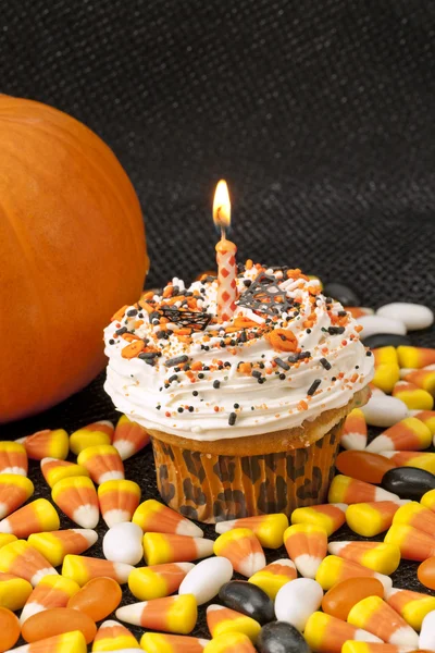 Halloween-Cupcake mit brennender Kerze — Stockfoto