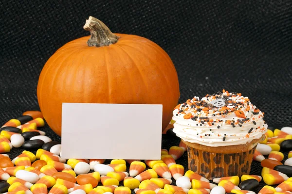 Halloween pumpkin and cupcake — Stock Photo, Image