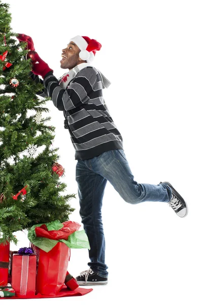 Homem escalando árvore de Natal — Fotografia de Stock