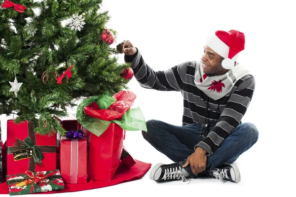 Uomo che decora un albero di Natale — Foto Stock