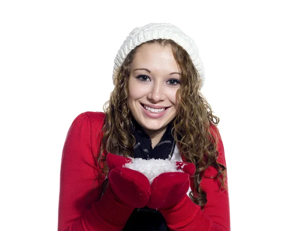 Retrato de uma bela jovem mulher com neve em suas mãos — Fotografia de Stock