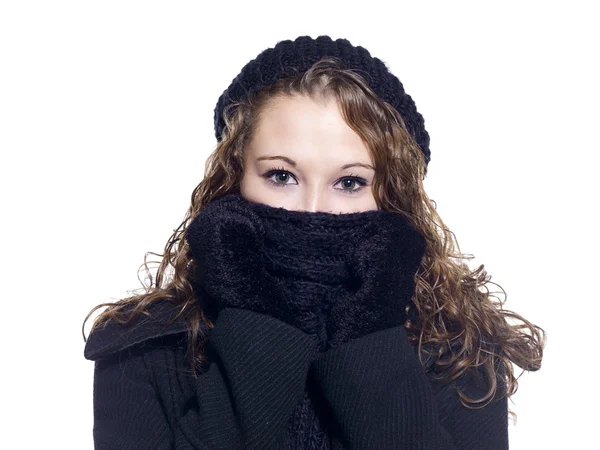 Porträt einer jungen Frau, die ihr Gesicht mit einem Schal verhüllt — Stockfoto