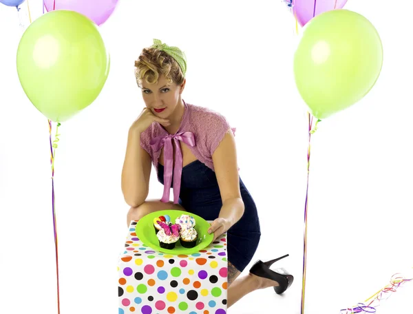 Porträt einer jungen Frau mit Cupcakes — Stockfoto