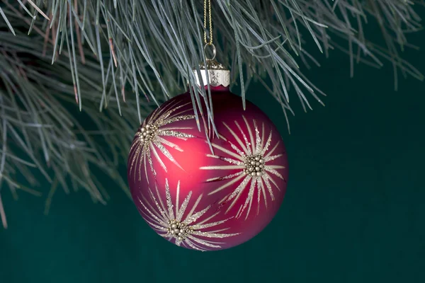 Close up shot of christmas bulb hanging on christmas tree — Stock Photo, Image