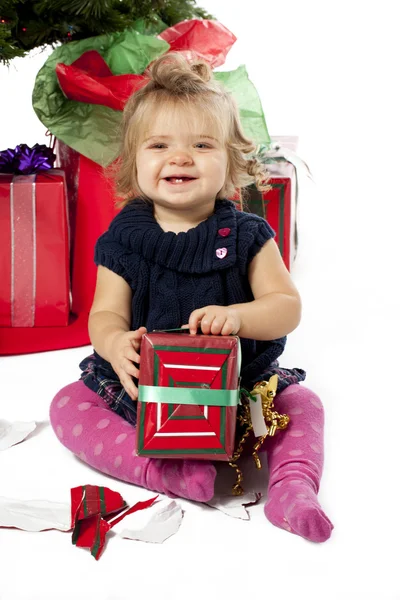 Portret van een vrolijke babymeisje zitten met de doos van de gift van Kerstmis — Stockfoto