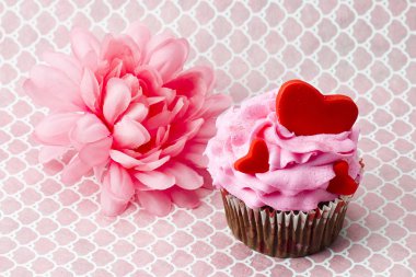 çilekli kek ve bir çiçek