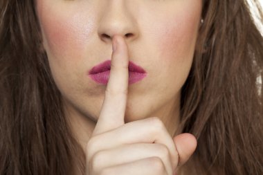 Kız jestleri sessiz.