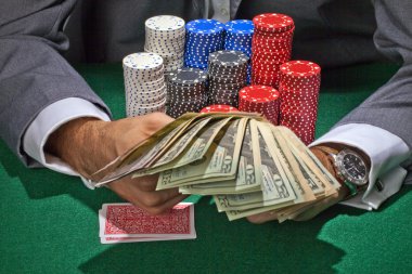 poker oynayan adam
