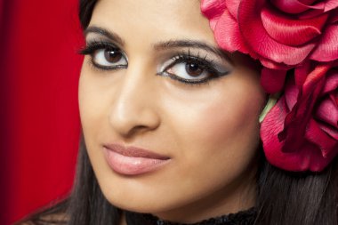 kafasının içinde çiçek güzel bir genç kadın