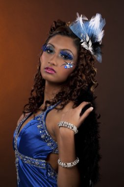 zarif elbise güzel bir genç kadın portre çekim ve