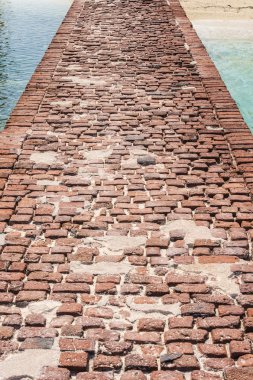 iskelede tuğla köprü