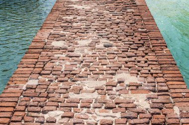 tuğla yapılan köprü