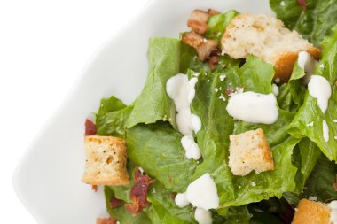 Sezar salata, et ve croutons giyinmiş