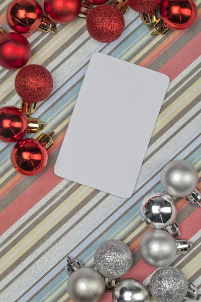 Červené a stříbrné vánoční koule — Stock fotografie