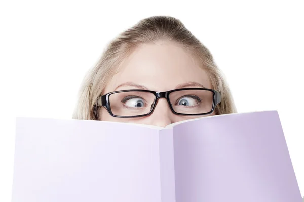 Senhora cobrindo seu rosto com um livro — Fotografia de Stock