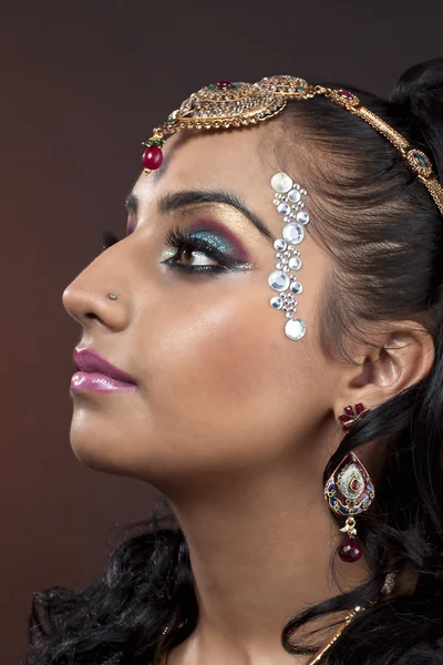 Vista de perfil de una mujer india con maquillaje y joyas —  Fotos de Stock