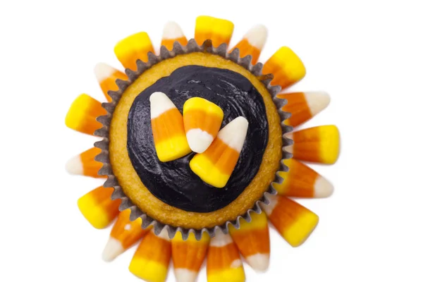 Bovenaanzicht van cupcake met chocolade crème en snoep maïs — Stockfoto
