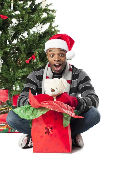 Afrikanisch-amerikanischer Mann überrascht mit seinem Weihnachtsgeschenk — Stockfoto